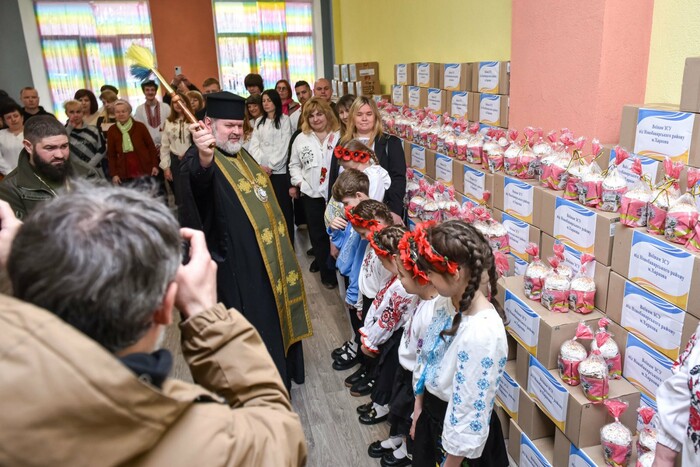 Архієпископ Митрофан освятив тисячі пасок для українських захисників у Новобаварському районі Харкова