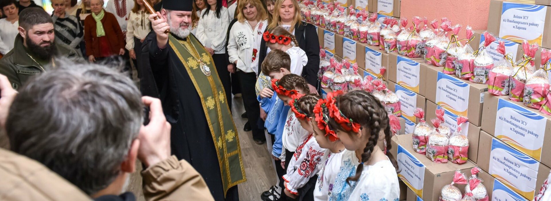 Архієпископ Митрофан освятив тисячі пасок для українських захисників у Новобаварському районі Харкова